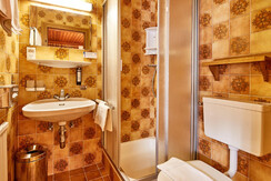 standard-doppelzimmer-badezimmer