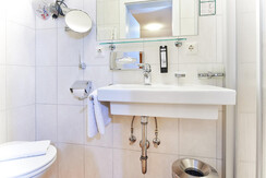 zirben-energie-dreibettzimmer-badezimmer-01