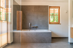 Gesamt zwei großzügige Badezimmer