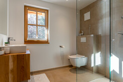 Gesamt zwei großzügige Badezimmer