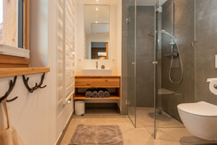 Gesamt zwei Badezimmer