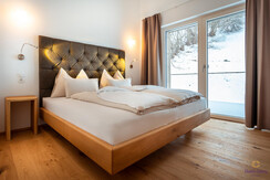 Coburg on Top - Bedroom with forest view