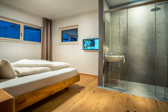 Two Basic - Bedroom with En-Suite Bathroom