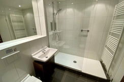 Badezimmer mit begehbarer Dusche