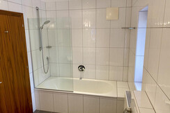 Badezimmer mit Badewanne
