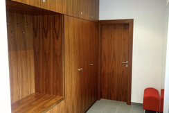 Eingangshalle mit Kästen und Stauraum und WC