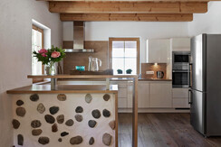 DorfinderStadt-Chalet-Teichblick-Kueche-So