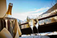 eh_Detail Sekt mit Aussicht Balkon1