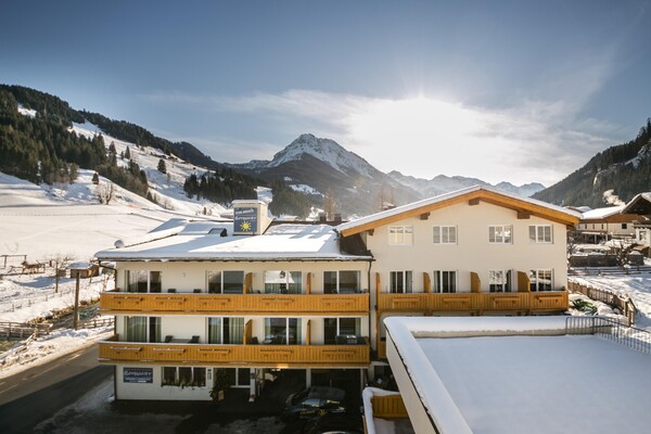 Ansicht Hotel mit Skigebiet