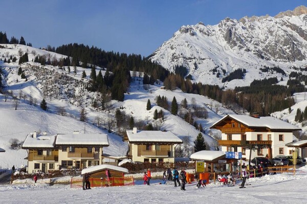 Ferienhaus Hochkönig - Hausansicht Anbindung Skis