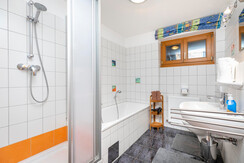 Badezimmer mit Dusche, Badewanne, WC