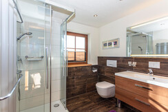 Badezimmer mit Dusche/WC