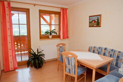Grundnerhof - Familienzimmer - Sitzecke und Balkon