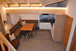 Sitz und Küchenbereich von der Galerie gesehen