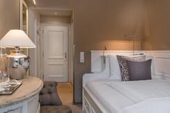 Modernes Einzelzimmer mit französischem Bett