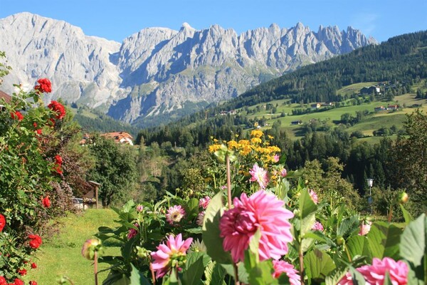 Hausaufgang mit Bergblick | © hu