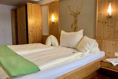 room for 2-4 persons