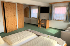 room for 2-4 persons