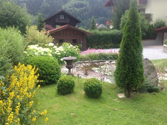 Landhaus-Hochreiter-Dorfgastein-Garten-Sommer