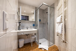 Badezimmer-Doppelzimmer-Altholz-Sonnenverbrannt