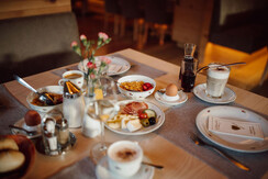 Köstlich so ein gedeckter Frühstückstisch