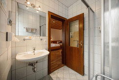 Bad Dreibettzimmer ohne Balkon