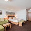 Photo of 4-bed room, shower, toilet