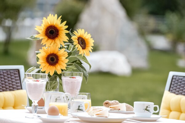 Guten-Morgen-Frühstück im ruhigen Garten