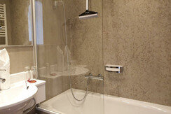 Badezimmer mit Bad/WC