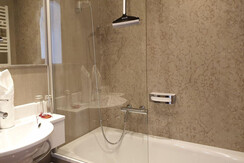 Badezimmer in einem Bräuzimmer mit Badewanne