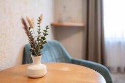 Sitzbereich-Detail im Zimmer - Hotel Stegerbräu