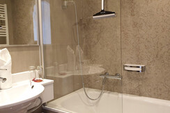 Badezimmer in einem Bräuzimmer mit Badewanne