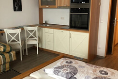 Blumen Studios_Hauser Kaibling_Kochnische mit Sitz