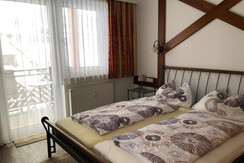 Blumen Studios_Gössenberg_Wohn-Schlafraum mit Balk