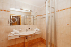 Lammwirt - Zimmer Sonnenschein Erker  (6)