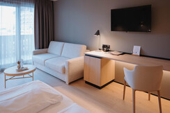 NEU_Bergblick Schreibtisch