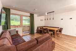 Wohnküche mit Blick auf die Berge