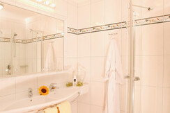 Bad mit Doppelwaschbecken