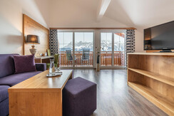 Junior Suite Couch mit Tisch