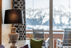 Junior Suite Schreibtisch mit Lampe