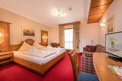 doppelzimmer-couch-aussicht-familienhotel-zauchens