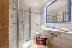 bad-dusche--familienhotel-zauchenseehof