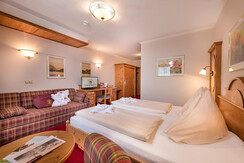 doppelzimmer-couch-familienhotel-zauchenseehof
