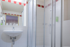 badezimmer-standard-dusche-waschbecken-jufa-hotel-