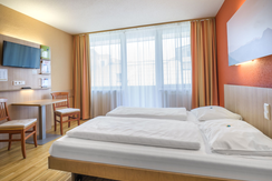 betten-doppelbett-im-appartement-jufa-hotel-altenm
