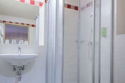 badezimmer-standard-dusche-waschbecken-jufa-hotel-