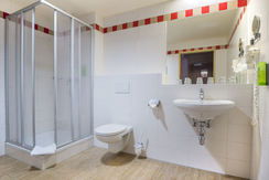 badezimmer-dusche-waschbecken-jufa-hotel-altenmark