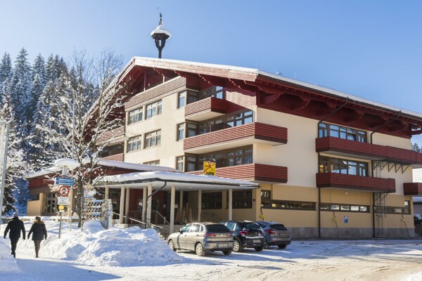 hotelansicht-jufa-hotel-altenmarkt-schnee-winter-1