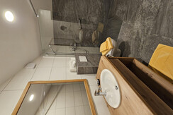 Badezimmer mit Dusche