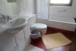 Gasthof-Klammstein-Badezimmer-Badewanne